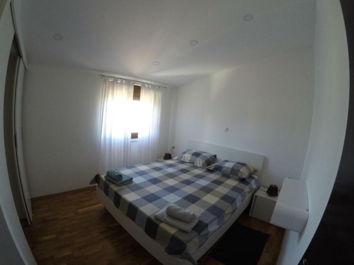 Apartman Koralj Apartment Pula Bagian luar foto